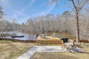 Outdoor dining - Riverfront Cottage with 2 docks and firepit located on the Edisto River (Round O)
