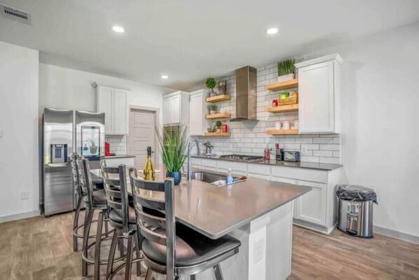 Private kitchen - 💥NRG + Downtown MINUTES Away 💥 LUNAR GARDENS 🌙 (Houston)