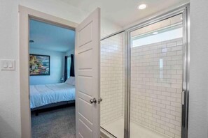 3 bedrooms, iron/ironing board - 💥NRG + Downtown MINUTES Away 💥 LUNAR GARDENS 🌙 (Houston)