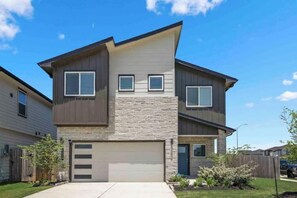 Exterior - 💥NRG + Downtown MINUTES Away 💥 LUNAR GARDENS 🌙 (Houston)