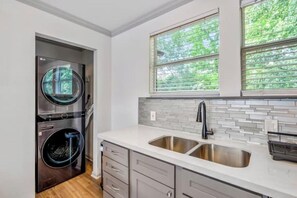Interior - Downtown 5-Bedroom Oasis/Free Parking (Houston)