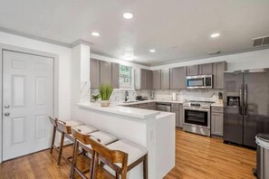 Fridge, microwave, oven, stovetop - Downtown 5-Bedroom Oasis/Free Parking (Houston)