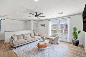 Smart TV - Downtown 5-Bedroom Oasis/Free Parking (Houston)