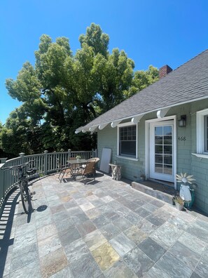 Outdoor dining - Airy and Light-Filled 2 BR Treehouse in Pasadena with massive outdoor space! (Pasadena)