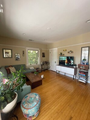 Living area - Airy and Light-Filled 2 BR Treehouse in Pasadena with massive outdoor space! (Pasadena)