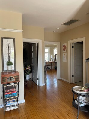 Interior - Airy and Light-Filled 2 BR Treehouse in Pasadena with massive outdoor space! (Pasadena)