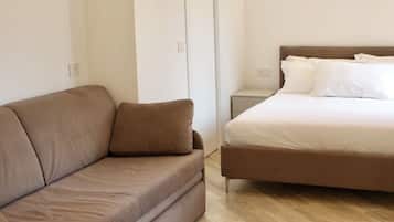 Estúdio luxo, 1 cama de casal e sofá-cama, sacada, vista para a colina | Área de estar | Smart TV 36 polegadas com canais digitais, Netflix