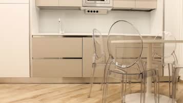 Estúdio luxo, 1 cama de casal e sofá-cama, sacada, vista para a colina | Cozinha privada | Cafeteira/chaleira, chaleira elétrica