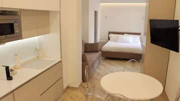 Estúdio luxo, 1 cama de casal e sofá-cama, sacada, vista para a colina | Cozinha privada | Cafeteira/chaleira, chaleira elétrica