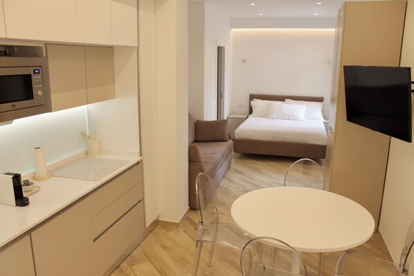 Deluxe Stüdyo, 1 Çift Kişilik Yatak ve Çekyat, Balkon, Tepe Manzaralı | Özel mutfak | Kahve/çay makinesi, elektrikli su ısıtıcısı 