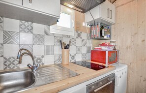 Kjøleskap, ovn, kokeplater og oppvaskmaskin