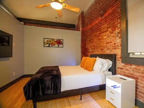 5 bedrooms, desk, iron/ironing board, travel crib - Stay in Evansville's First Veterinary Hospital - Sleeps 12 - Rooftop Deck! (Evansville)