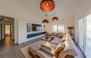 Smart TV, fireplace, stereo