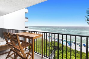 Property grounds - NEW! Beachfront+King+Queen+Bunks+BONUS BALCONY turfed with sofa & TV! 7th floor  (Santa Rosa Beach)