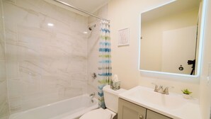 Ein Badezimmer mit Badewanne, Toilette und Waschbecken.