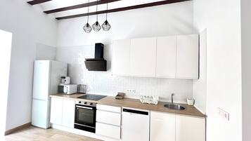 Een magnetron, een oven, een kookplaat, een vaatwasser