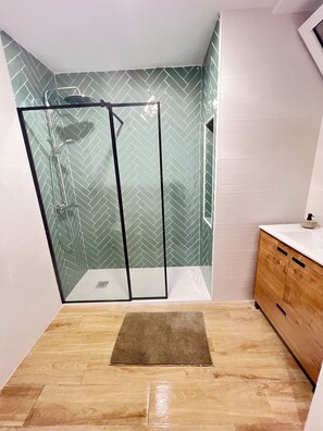 Een haardroger, handdoeken, zeep, shampoo