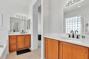 Bathroom - Desert Paradise, Hot Tub, Pool (Indio)