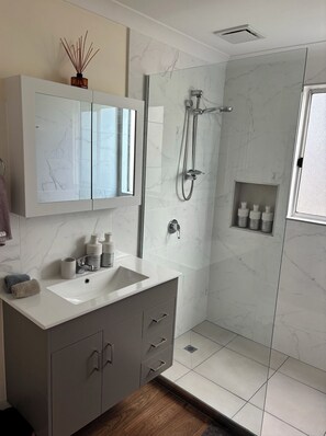 Shower, eco-friendly toiletries, hair dryer, towels - Seascape Retreat: Time to Slow Down (Agnes Water)