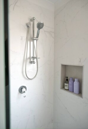 Dusche, umweltfreundliche Kosmetikartikel, Haartrockner, Handtücher