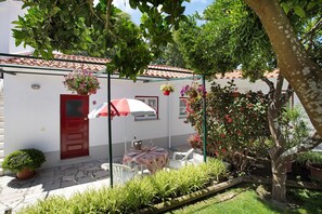 Outdoor dining - Apartment 'Páteo Da Várzea 2' with Shared Garden and Wi-Fi Access (Colares)