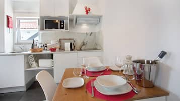 Réfrigérateur, micro-ondes, plaque de cuisson, cafetiÚre/bouilloire