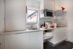 Kühlschrank, Mikrowelle, Herdplatte, Wasserkocher mit Kaffee-/Teezubehör