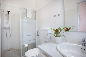 Shower, hair dryer, towels - Apartment 'Páteo Da Várzea 2' with Shared Garden and Wi-Fi Access (Colares)