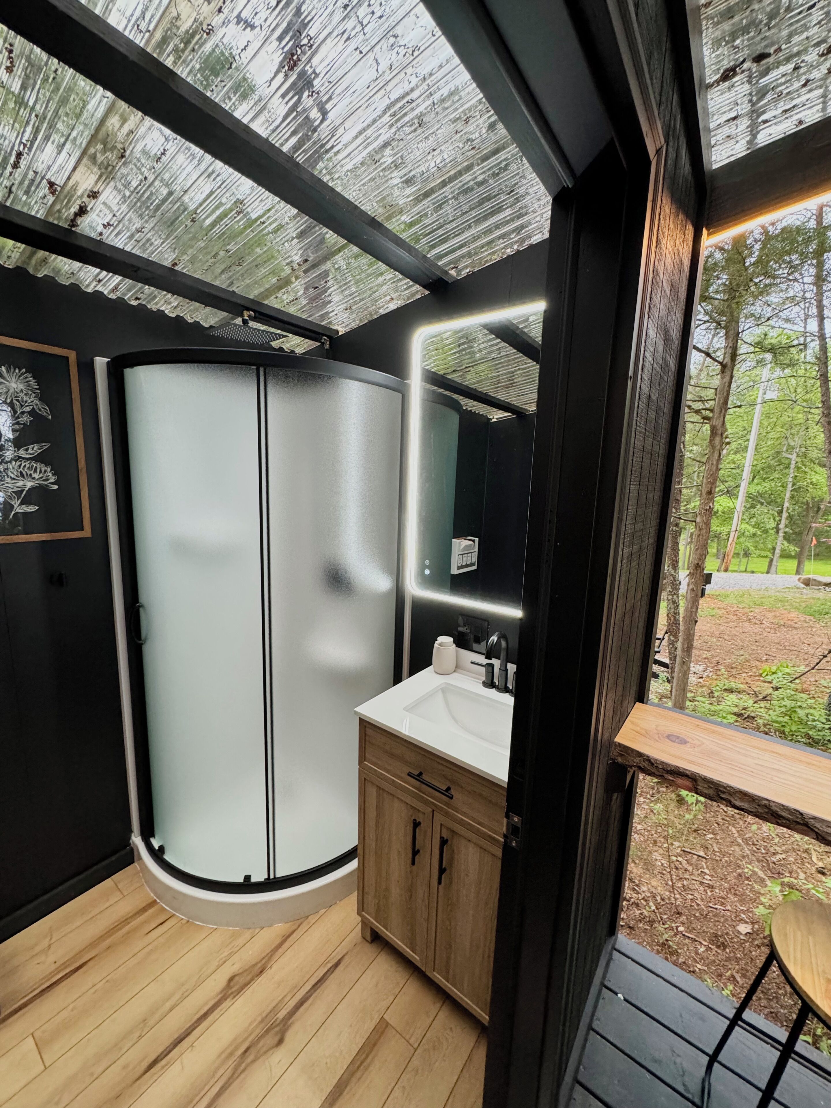 Serviettes fournies, savon, papier toilette