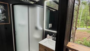 Serviettes fournies, savon, papier toilette