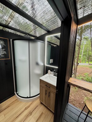 Håndklær, såpe og toalettpapir