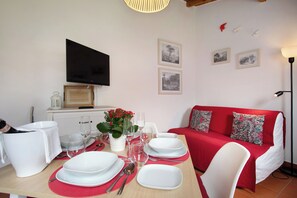 Dining - Apartment 'Páteo Da Várzea 3' with Shared Garden and Wi-Fi (Colares)