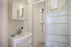 Shower, hair dryer, towels