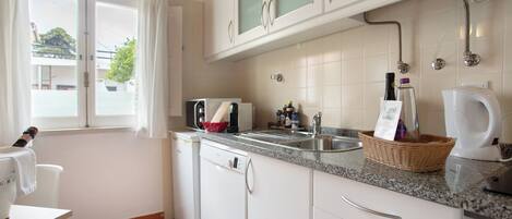 Geladeira, micro-ondas, cooktop, lava-louças