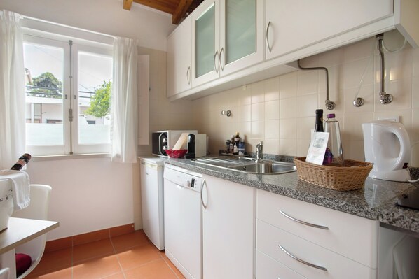 冰箱、微波炉、炉灶、洗碗机