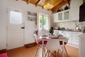 Dining - Apartment 'Páteo Da Várzea 3' with Shared Garden and Wi-Fi Access (Colares)