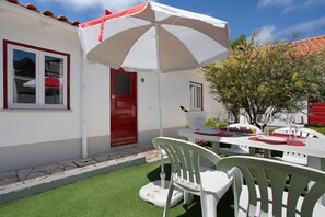 Outdoor dining - Apartment 'Páteo Da Várzea 3' with Shared Garden and Wi-Fi Access (Colares)