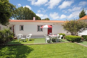 Outdoor dining - Apartment 'Páteo Da Várzea 3' with Shared Garden and Wi-Fi (Colares)