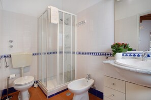 Shower, hair dryer, towels - Apartment 'Páteo Da Várzea 3' with Shared Garden and Wi-Fi Access (Colares)