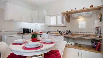 Refrigerador, microondas, placa de cocina, lavavajillas