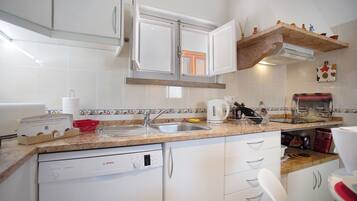 Kühlschrank, Mikrowelle, Herdplatte, Geschirrspüler