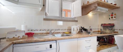 Réfrigérateur, micro-ondes, plaque de cuisson, lave-vaisselle