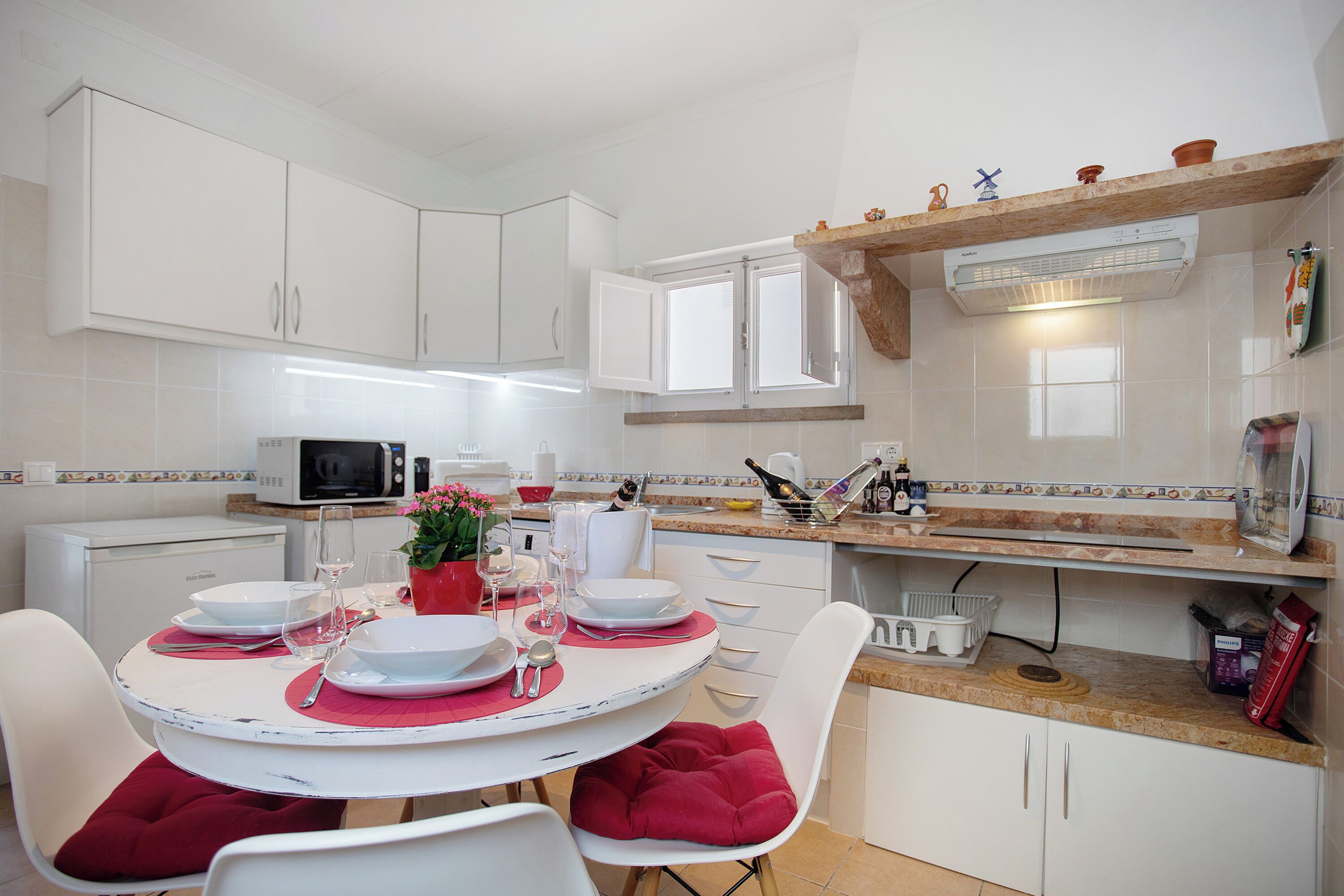 Kjøleskap, mikrobølgeovn, kokeplater og oppvaskmaskin