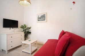 TV - Apartment 'Páteo Da Várzea 5' with Shared Garden and Wi-Fi (Colares)
