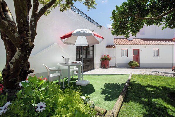 Outdoor dining - Apartment 'Páteo Da Várzea 5' with Shared Garden and Wi-Fi (Colares)