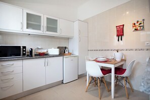 Fridge, microwave, stovetop, electric kettle - Apartment 'Páteo Da Várzea 5' with Shared Garden and Wi-Fi (Colares)