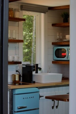 Réfrigérateur, four à micro-ondes, surface de cuisson, cafetière-théière