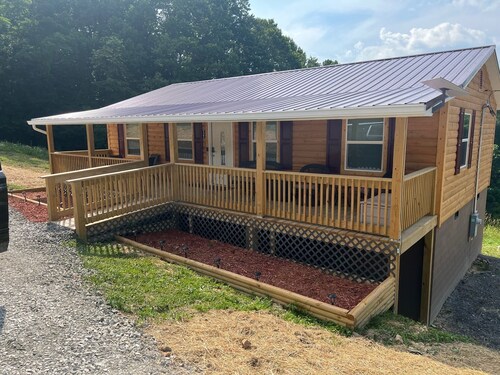 Cozy 2-bedroom cabin with WiFi, AC in delightful Rock. 2 minutes from trails.