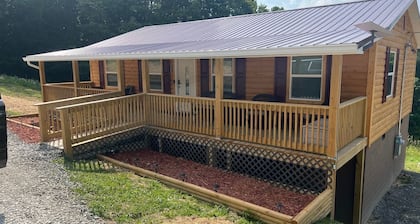 Cozy 2-bedroom cabin with WiFi, AC in delightful Rock. 2 minutes from trails.
