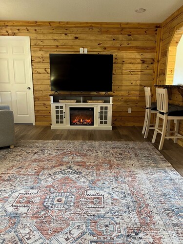 Cozy 2-bedroom cabin with WiFi, AC in delightful Rock. 2 minutes from trails.